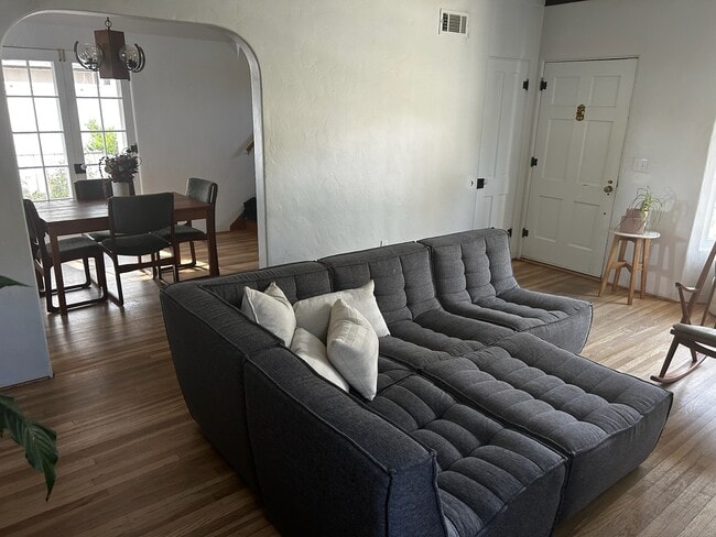 Photo - 1851 Hope St