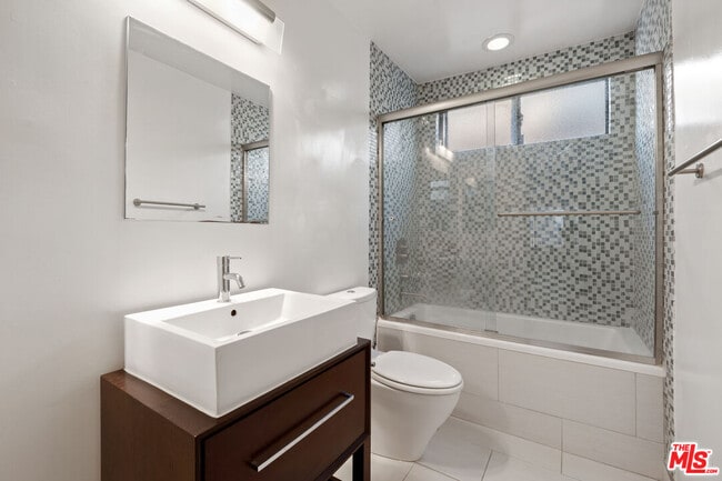 Photo - 931 N Alfred St Unit 305