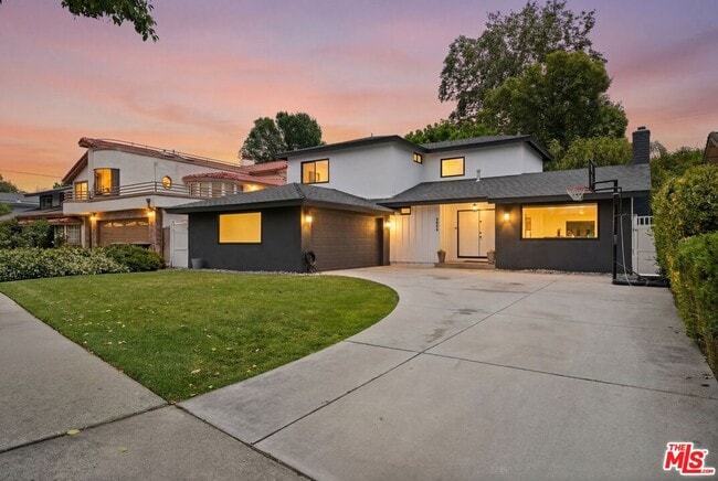 Building Photo - 6558 Lasaine Ave