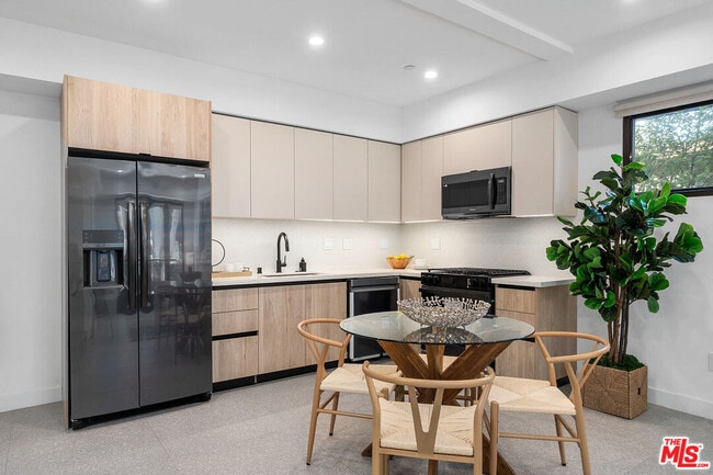 Photo - 1016 N Martel Ave Unit 105