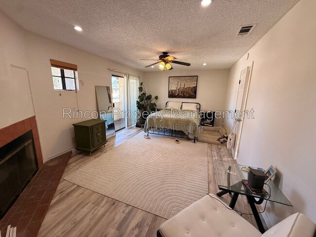 Photo - 411 Canterbury Way