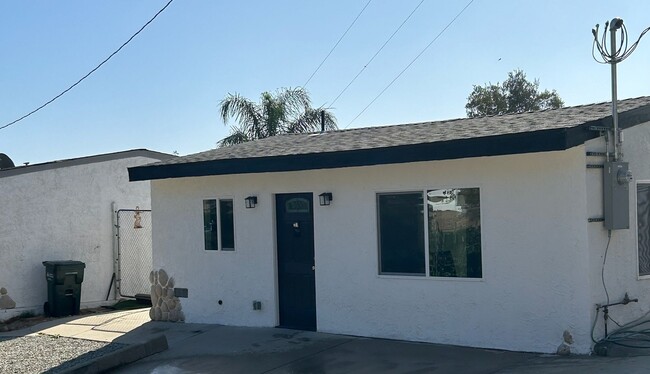 Box Canyon 1+1 w/appliances, patio + views! - Box Canyon 1+1 w/appliances, patio + views! House