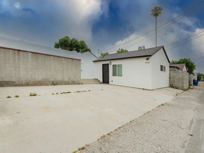 Photo - "Charming Reseda Retreat: Cozy 1-Bedroom with Stylish Granite Accents!"