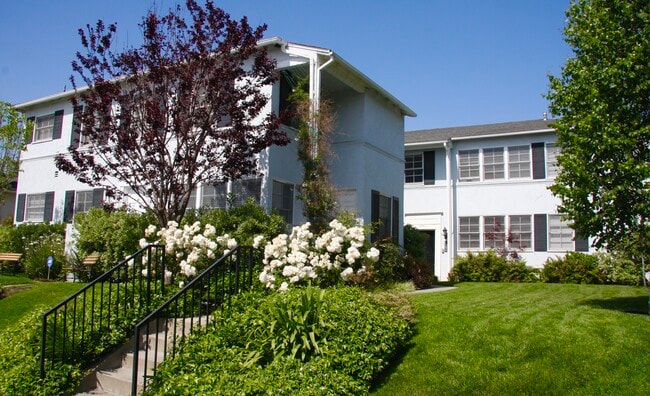 Building Photo - 1701 Stearns Dr Unit Apartment 4