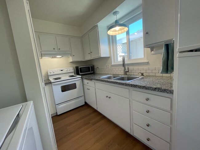 Kitchen - 9856 Continental Dr