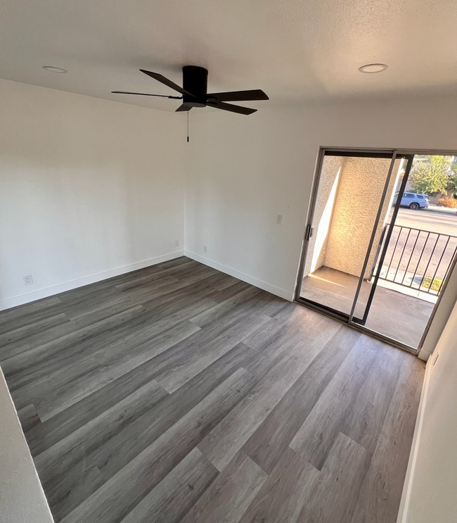 Building Photo - Modern 1-Bedroom Apartment in Gated Van Nu... Unit 16