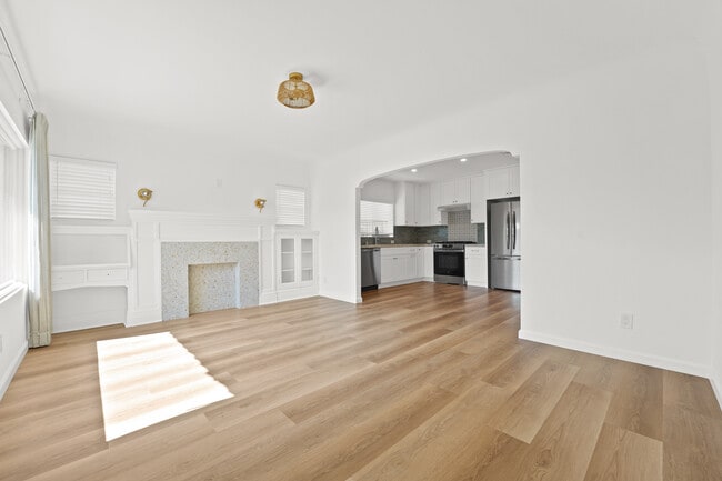 Building Photo - 4425 3rd Ave Unit 4425