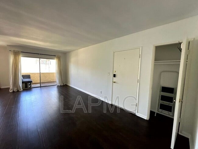 Photo - 5328 Newcastle Ave