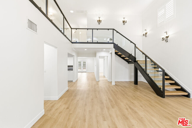 Photo - 23114 Mariano St