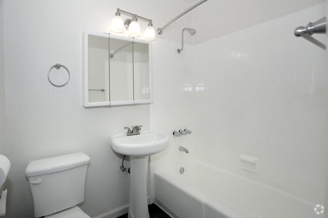 1BR, 1BA - 525 SF - Crystal House Apartments