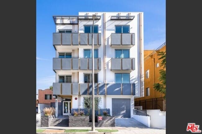 Building Photo - 838 N Hudson Ave Unit ph1 Rental