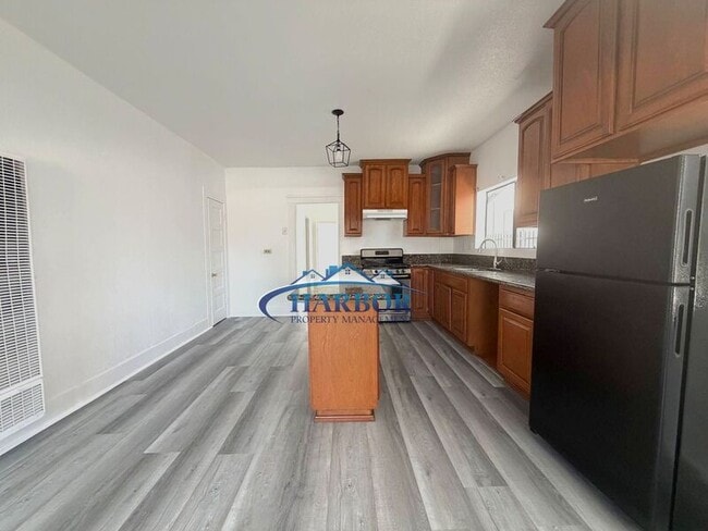 Photo - 645 W 15th St
