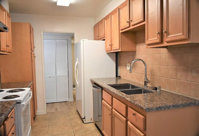 Building Photo - 5412 Lindley Ave Unit 103 Rental