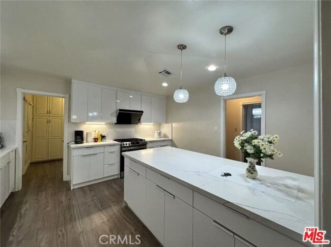 Photo - 113 N Doheny Dr House