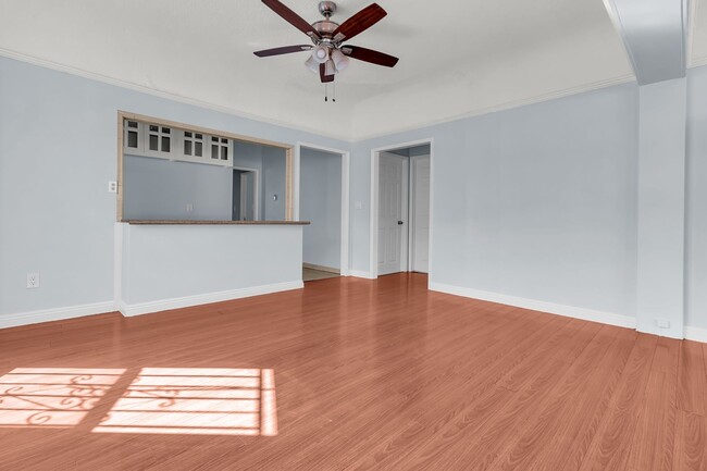 Photo - 640 E 54th St