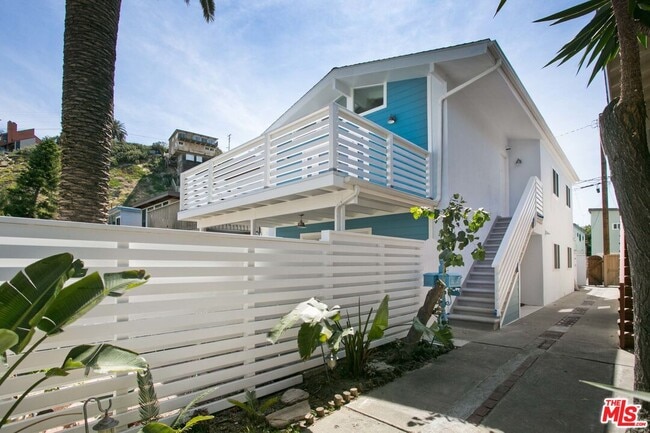 Building Photo - 122 Montreal St