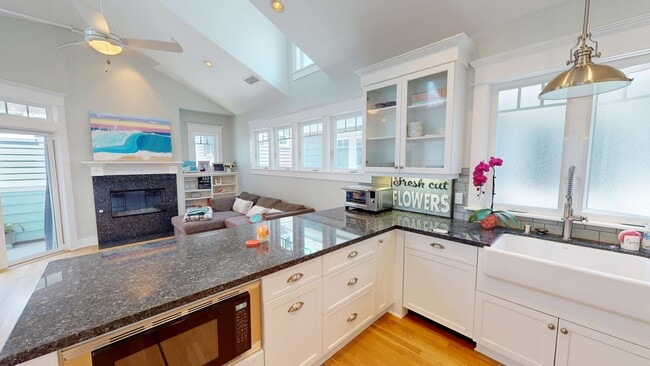 Spacious 3 Bed Coronado Home Available Unf... - Spacious 3 Bed Coronado Home Available Unf...