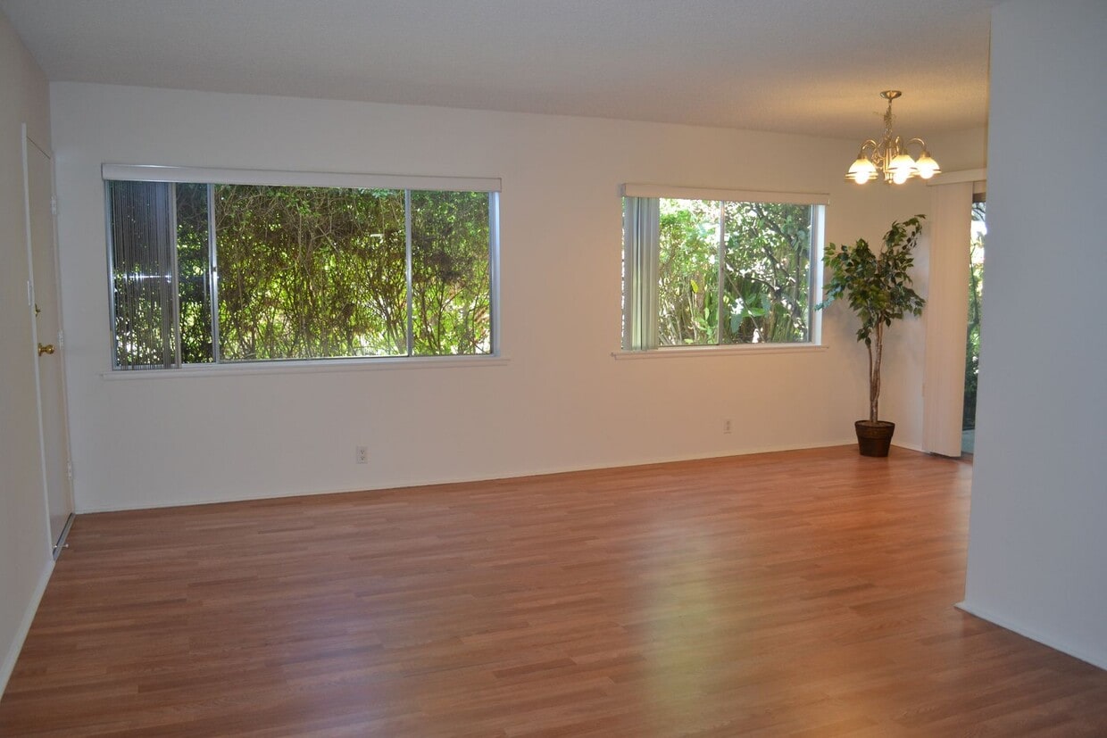 Floor Plan - Looking for a 800 sq. ft. w/ Hardwood Floors, L...