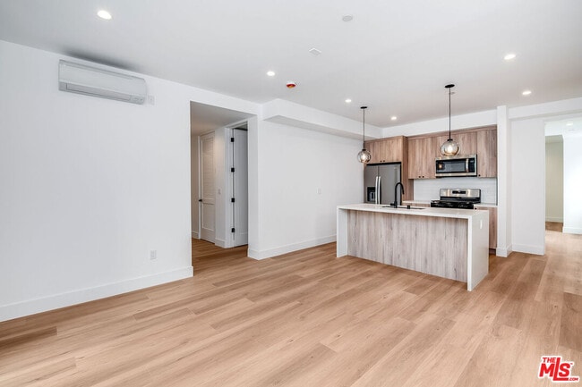 Building Photo - 5321 Ben Ave Unit 3