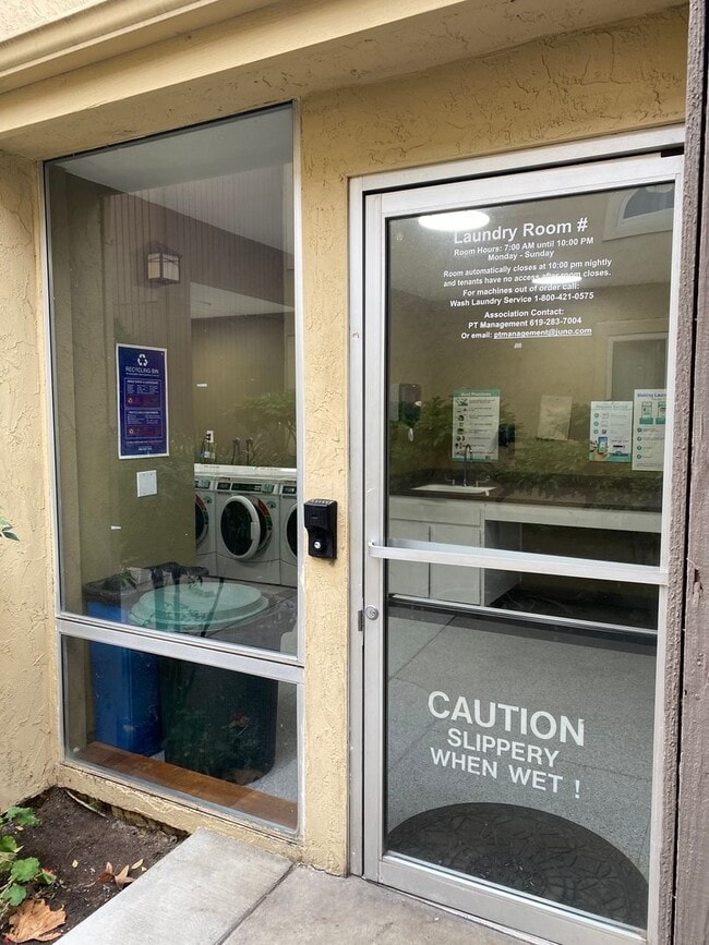 Building Photo - 2BD / 1BA Apartment with AC and parking in Mission Valley!