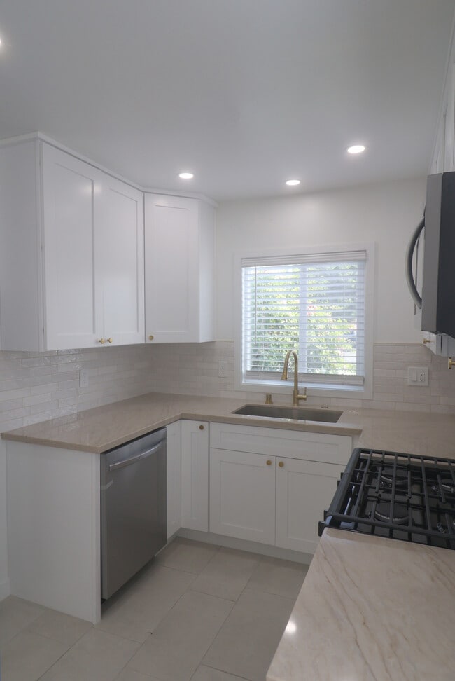 Photo - 11610 Oxnard St Unit 1