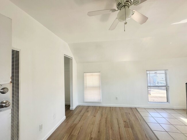 Building Photo - 1060 E 6th St Unit 2