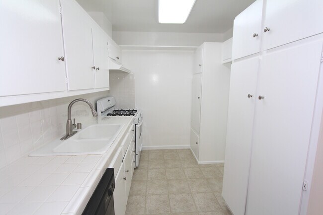 Photo - Encino Woodley Apartments