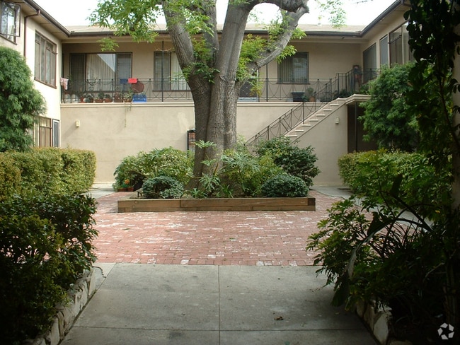 Building Photo - 1118 S Fairfax Ave Rental