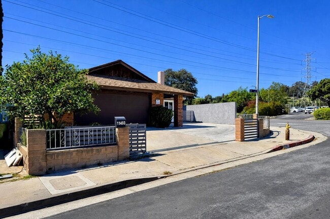 Photo - 11493 Lev Ave
