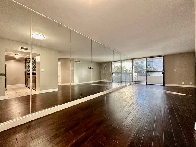 Living Room w/balcony - 600 W 9th St Unit 406