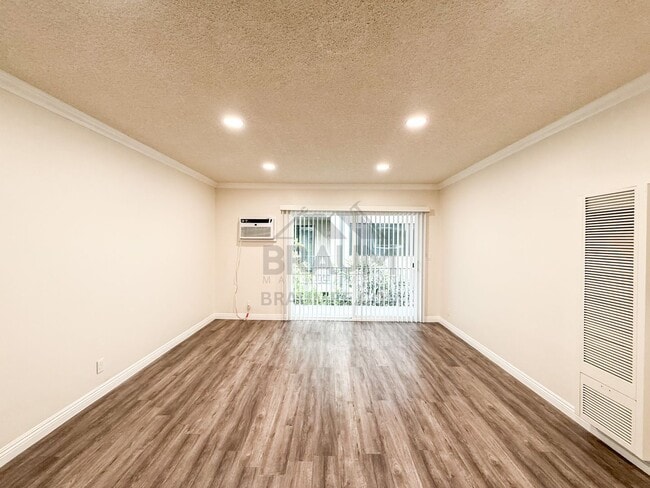 Building Photo - 5917 Laurel Canyon Blvd