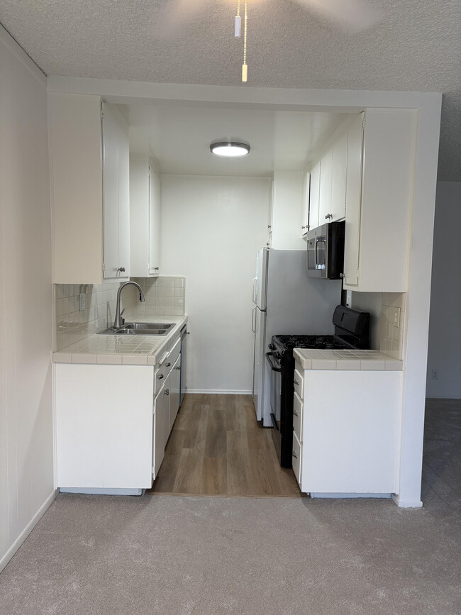 Building Photo - Camarillo Apartments Unit 8