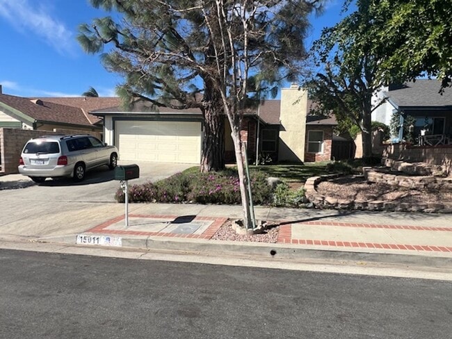 Building Photo - Beautiful 3 Bedroom, 2 Bathroom Sylmar Home! Ready for Move-In!
