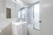 1BR, 1BA - 620SF - Bathroom - Regency-Baldwin Apartments