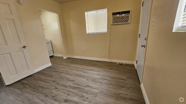 Building Photo - 13453 1/4 Filmore St Rental