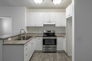 2BR, 2BA - 888SF - Kitchen - Harbor Grove Apartments