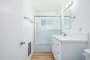 1BR, 1BA - 750SF - Bathroom - Sunset West