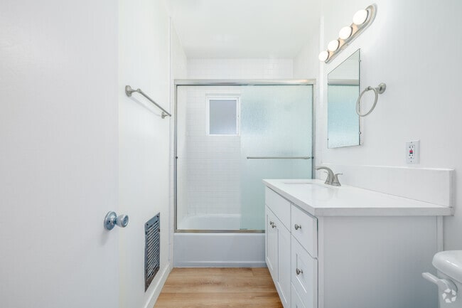 1BR, 1BA - 750SF - Bathroom - Sunset West