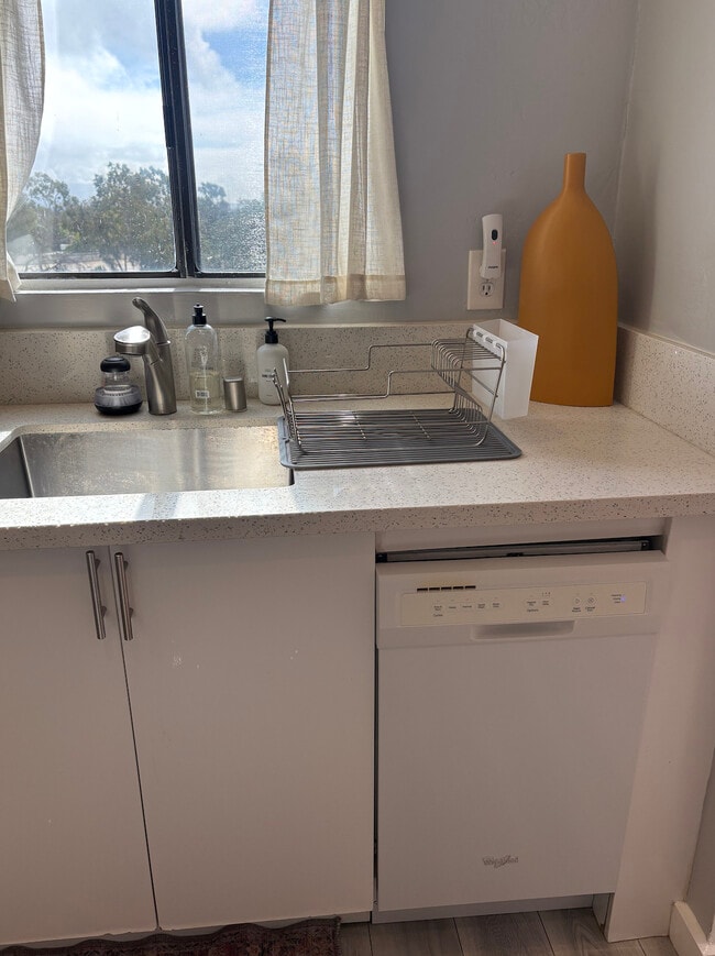 Photo - Golden Glen Apartments