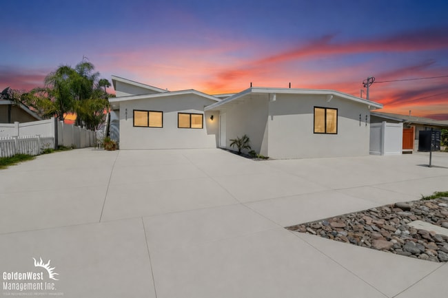 Building Photo - Beautifully Renovated 3Bdm 2Ba Apartment Home in San Diego!