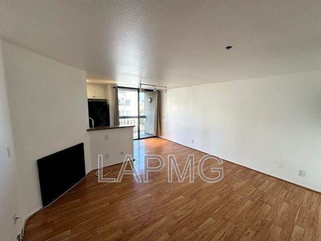 Photo - 7320 Hawthorn Ave