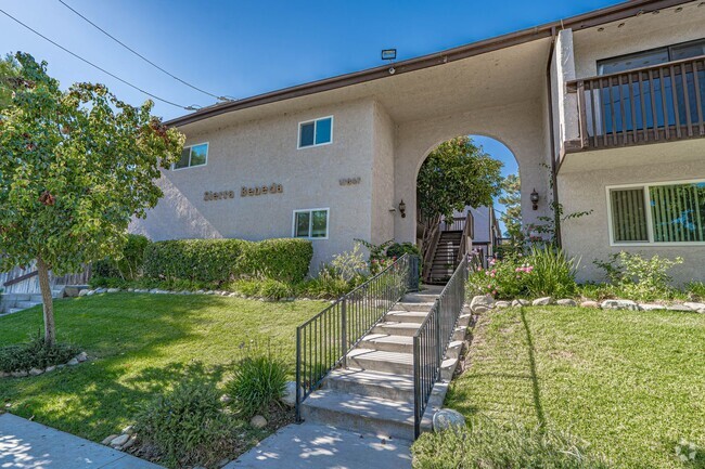 Building Photo - 1 Bedroom Condo for Rent in Canyon Country! Unit 11