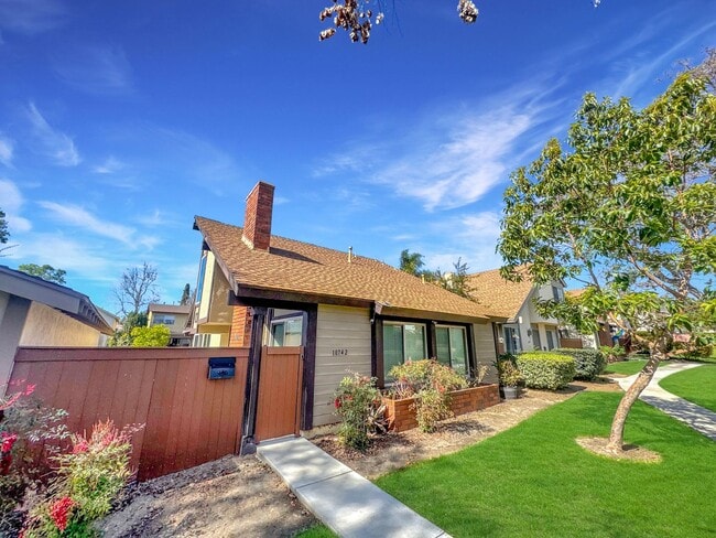 Building Photo - Beautiful 4B 2BA Home w/ AC, W/D, & Solar Panels!