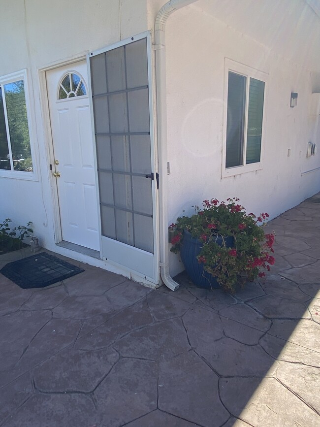 Building Photo - 22829 Burbank Blvd Unit guesthouse apartment