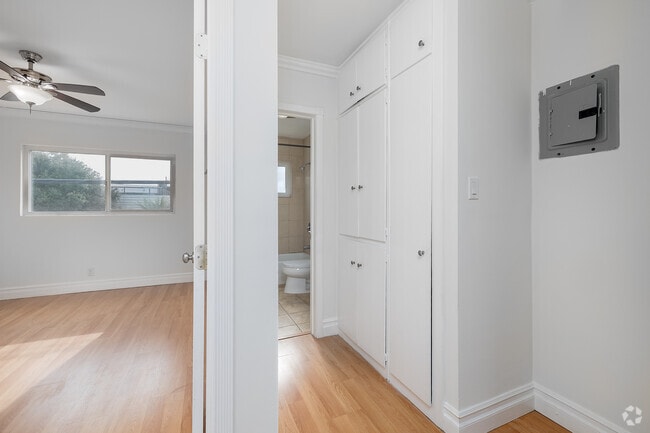 2BR, 1BA - 900SF - Closets - Park Beverly