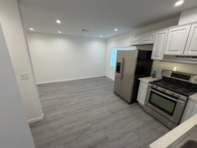 Photo - 6511 Clybourn Ave