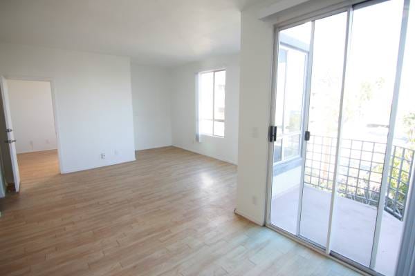 Building Photo - 884 Palm Ave Unit 301