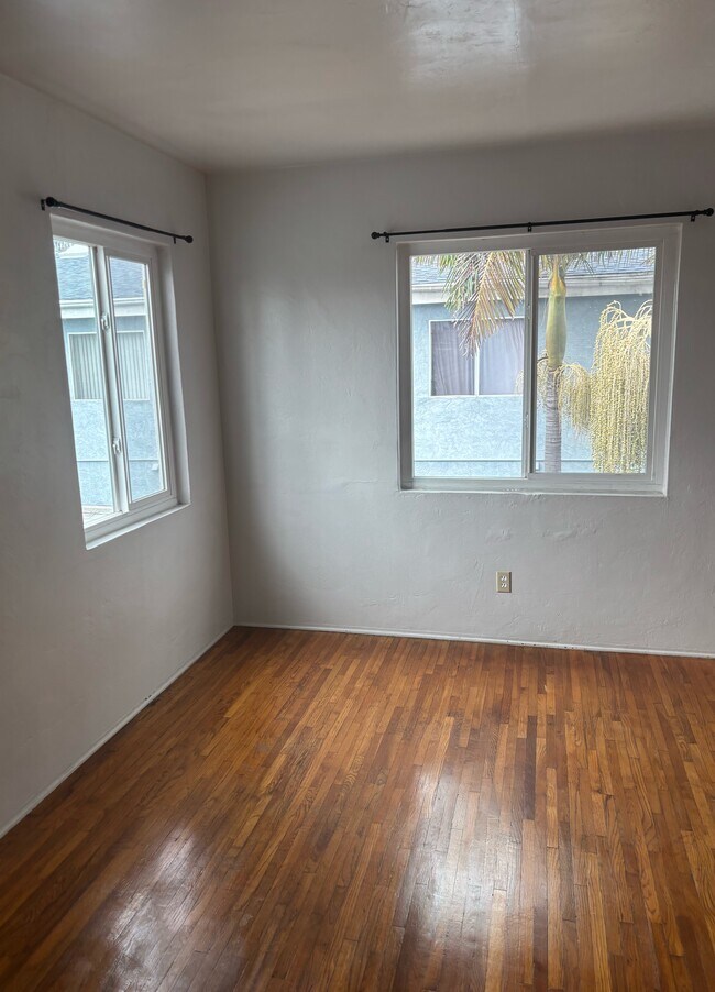 Photo - 4010-4016 Illinois Unit 4012 1/2