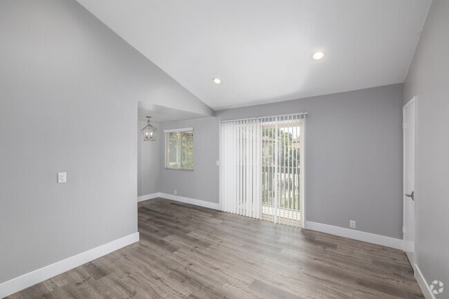 1BR, 1BA - 541SF - Living Room - San Buena Ventura