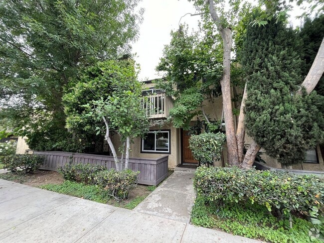 Building Photo - 3+2.5 w/pool + spa; water, trash + basic c... Rental